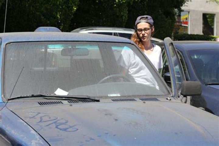 Kristen Stewart Taunted With ‘I Love Rob’ Message On Pickup Truck