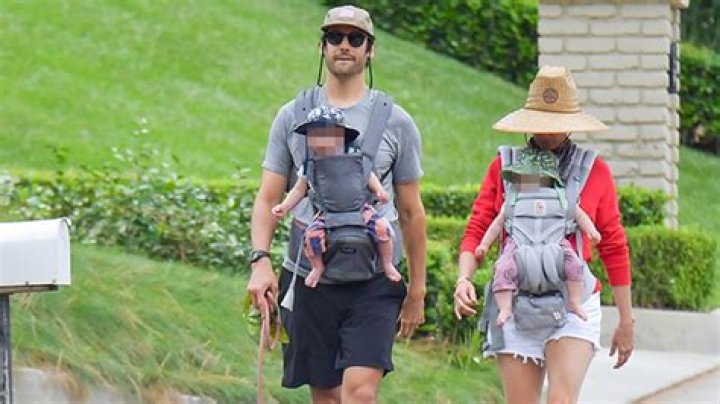 Kristen Wiig & Avi Rothman‘s Twins’ 1st Pic: Couple Takes Newborns On Walk After Birth By Surrogate