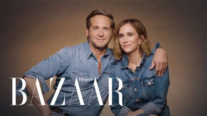 Kristen Wiig & Mystery Hunk Make Out On Romantic Hawaiian Vacation — Pics