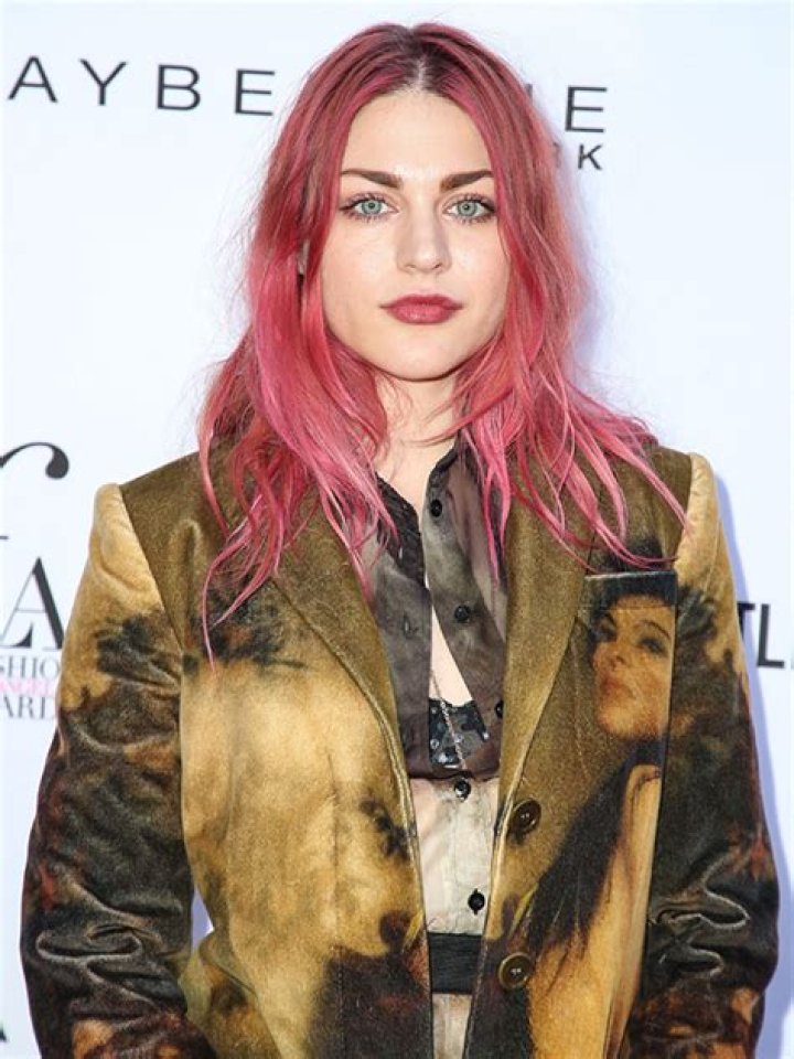 Kurt Cobain’s Daughter Frances Bean Marries Tony Hawk’s Son Riley – Hollywood Life