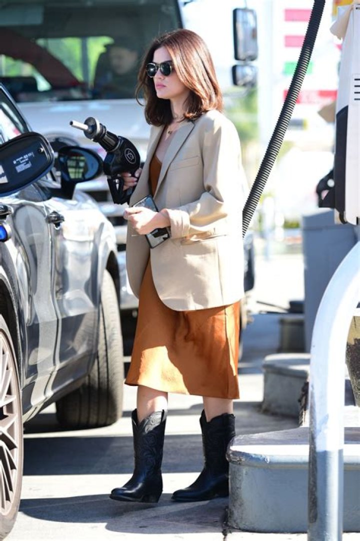 ‘KUWTK’: Kendall Breaks Down In Tears As Kylie & Corey Ditch Her At A Gas Station After Wild Fight