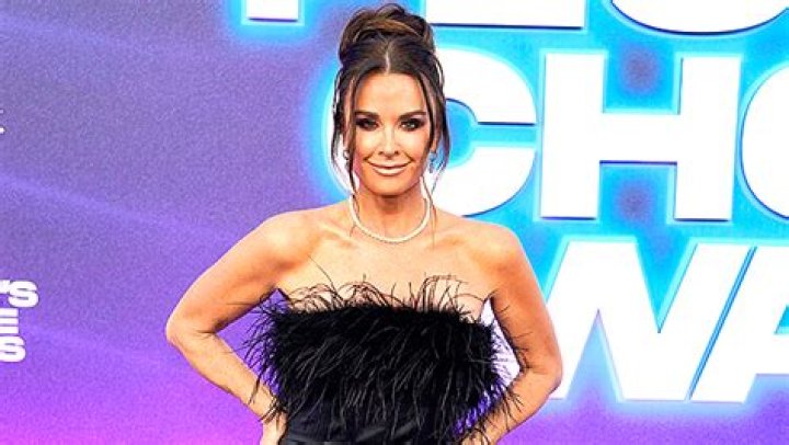 Kyle Richards Rocks Bikini In Sexy Mirror Selfie – Hollywood Life