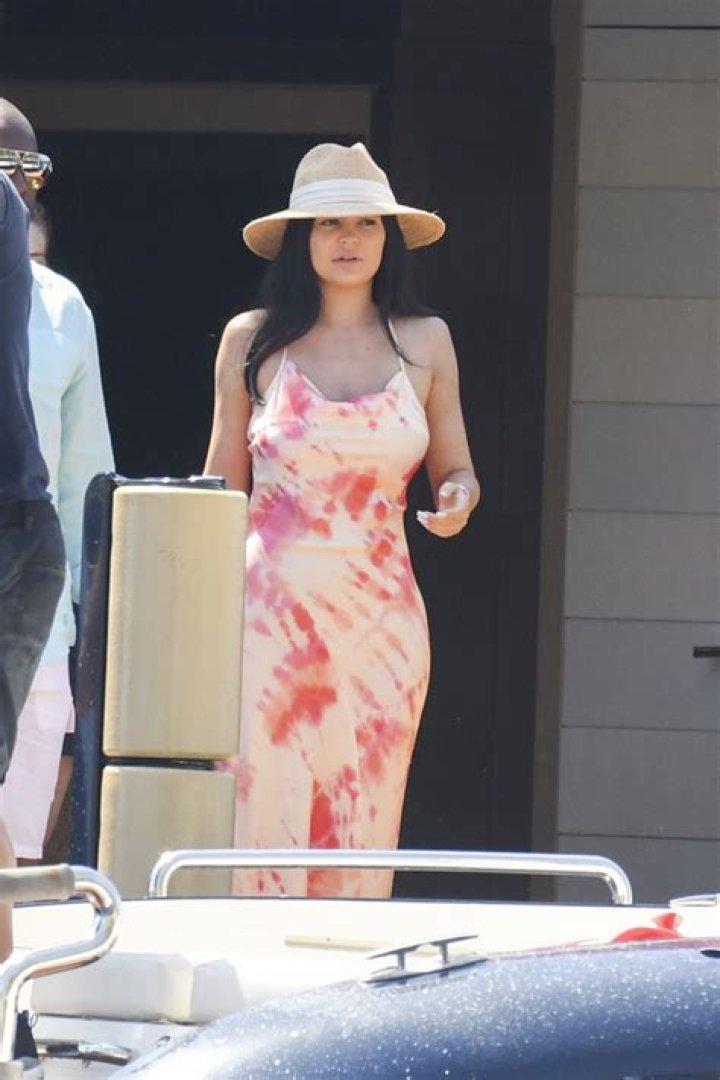Kylie Jenner Goes Makeup-Free In Italy & Her Lips Look Smaller – Pics – Hollywood Life