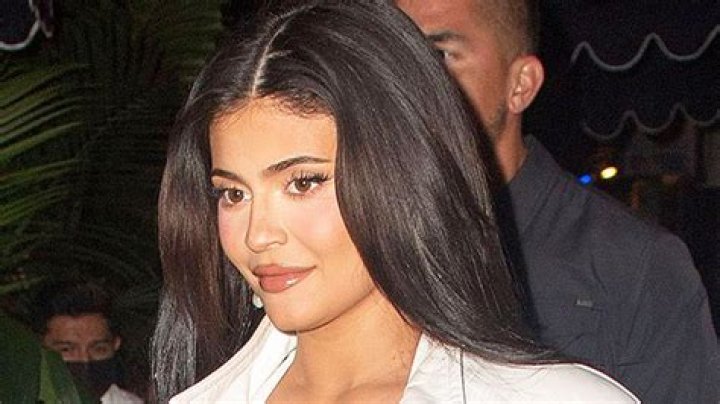 Kylie Jenner Hilariously Sings At NYE Party In New Video – Hollywood Life