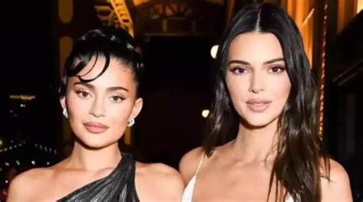 Kylie Jenner Insanely Jealous Of Kendall’s Modeling In Epic ‘KUWTK’ Throwback — Watch