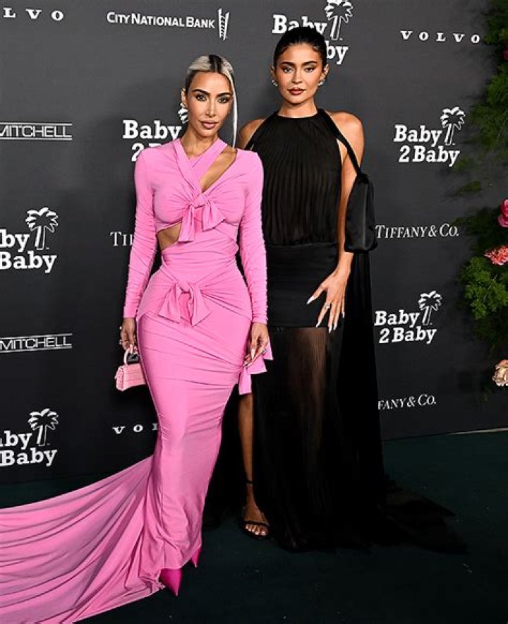Kylie Jenner & Kim Kardashian Twin In Black String Bikinis: Photos – Hollywood Life