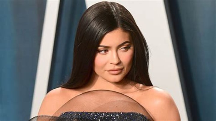 Kylie Jenner Reveals Her Dark Roots & Says She Needs To Get Them Done ‘ASAP’ — Watch
