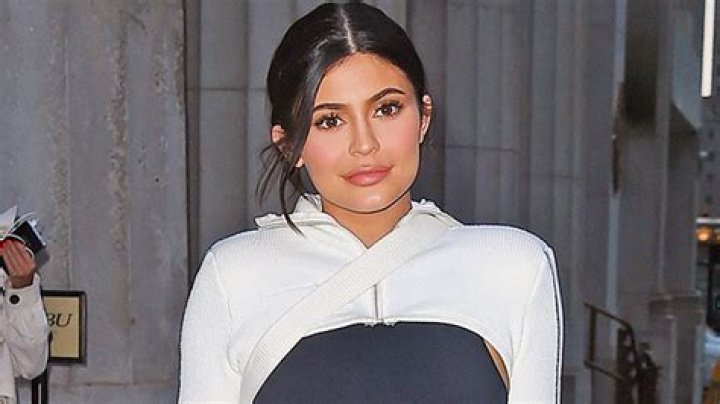 Kylie Jenner Rocks Crop Top & Jeans In Paris With Fai Khadra: Pics – Hollywood Life