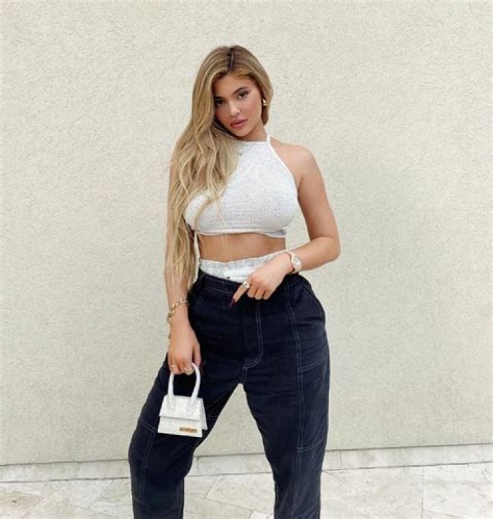Kylie Jenner Rocks Grey Crop Top & Sexy Gold Body Chain As She Goes Makeup Free — Watch