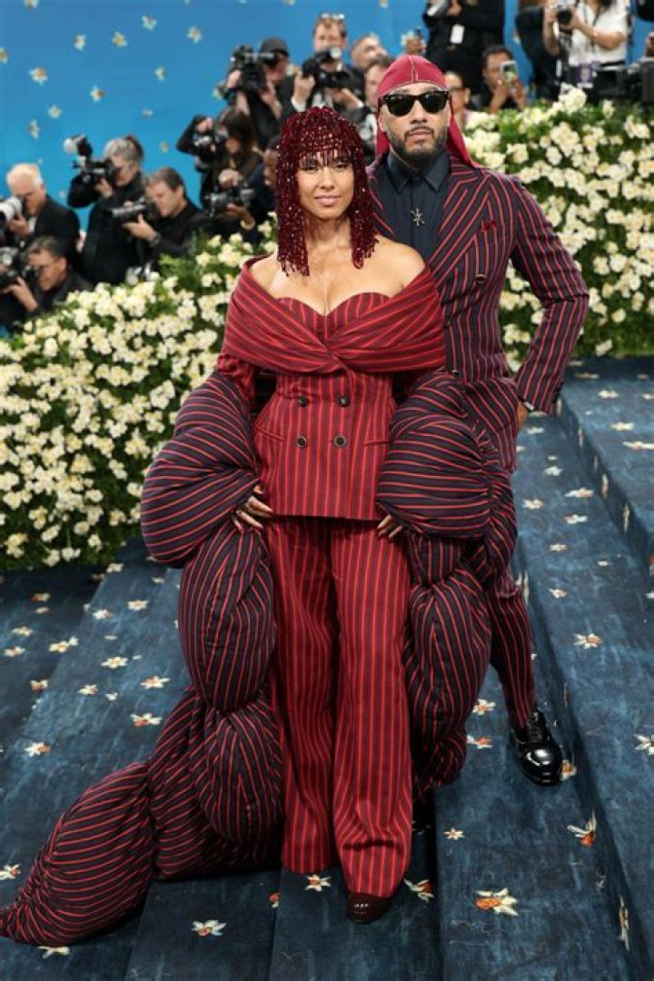 Kylie Jenner’s Purple Hair At Met Gala Is Compared To Lil Kim & More – Hollywood Life