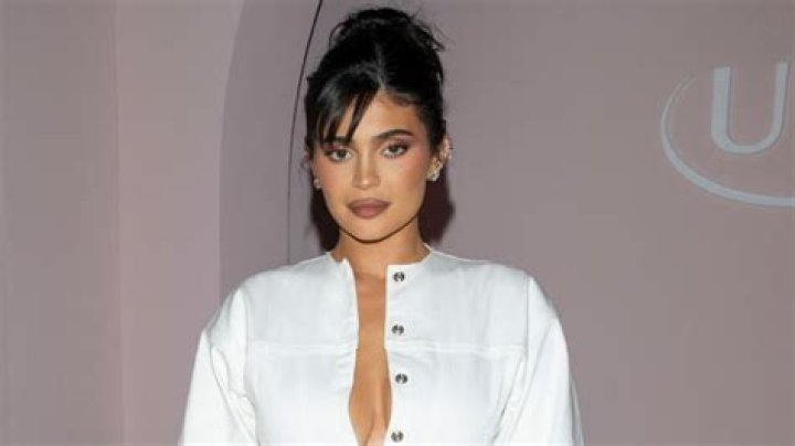 Kylie Jenner Shares First Full Photo Of Baby Son Aire – Hollywood Life