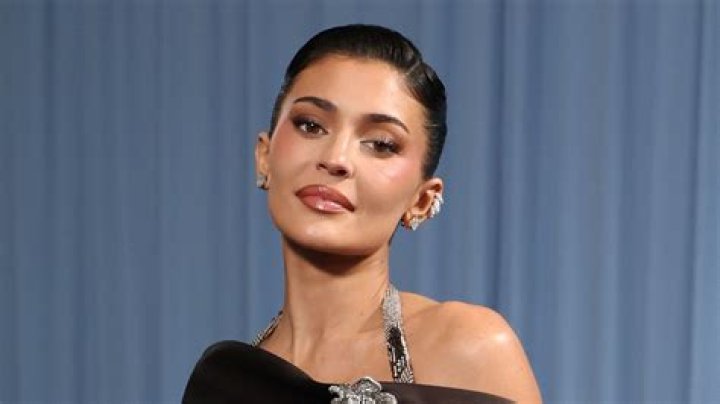 Kylie Jenner Shows Off Her Abs In Sexy SKIMS Crop Top & Pants Inside New $36.5 Million Dollar Mansion