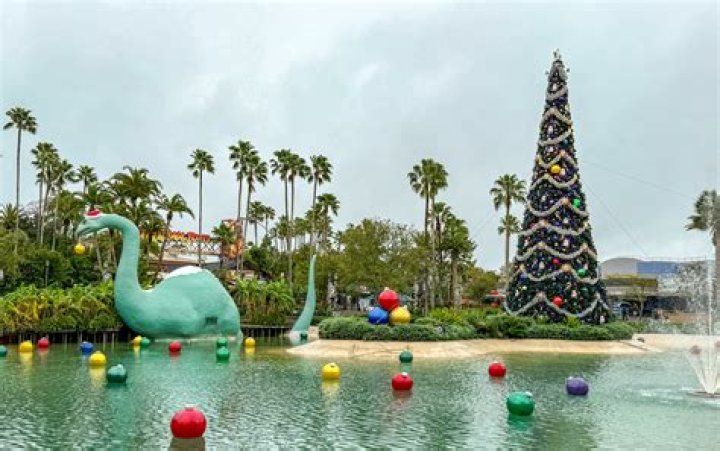 Kylie Jenner Shows Off Her Massive Christmas Tree – Hollywood Life
