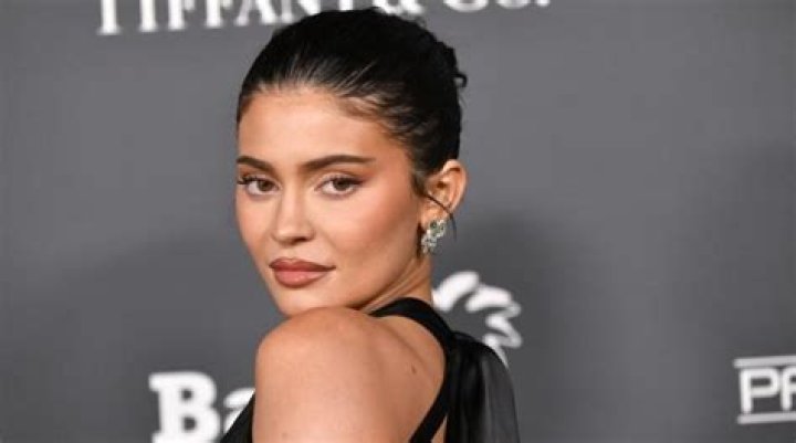 Kylie Jenner Surprises Fans At Home & Gives Them Her New Eyeshadow – Watch