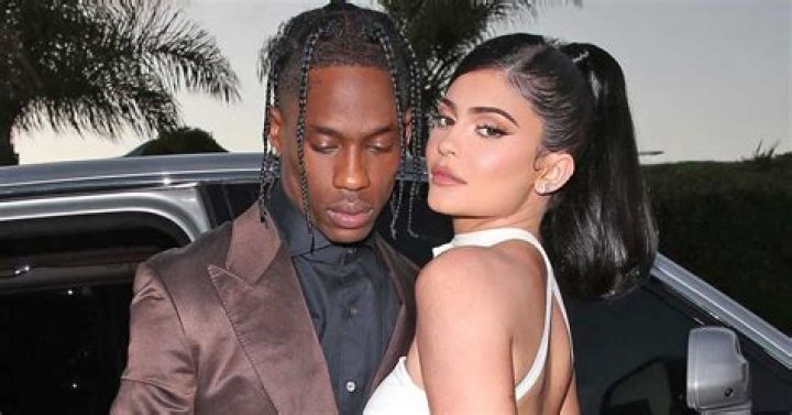 Kylie Jenner & Travis Scott Embrace In Front Of Private Jets: Photo – Hollywood Life