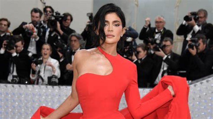 Kylie Jenner Wardrobe Malfunction At ‘Glamour’ Women Of The Year Awards