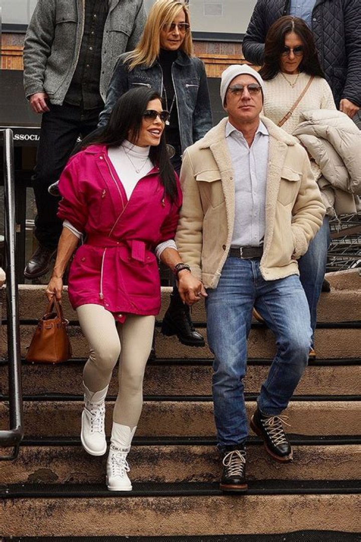 Lauren Sanchez In Leggings With Jeff Bezos In Aspen: Photos – Hollywood Life