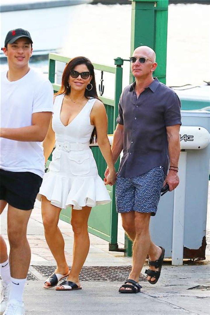 Lauren Sanchez Rocks Mini Dress For Surprise Birthday Dinner: Photos – Hollywood Life