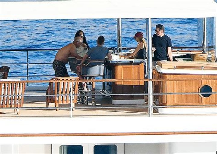 Lauren Sanchez Rocks Pink Bikini With Jeff Bezos On Superyacht: Photos – Hollywood Life