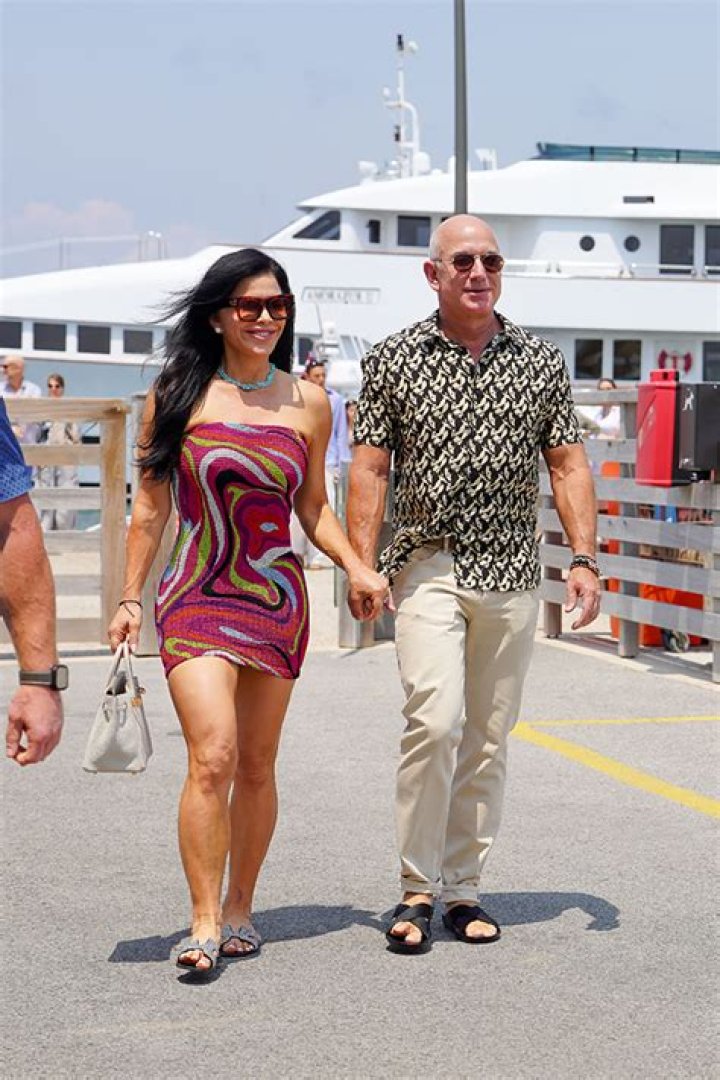 Lauren Sanchez Wears Black Bikini On Jeff Bezos’ Yacht – Hollywood Life