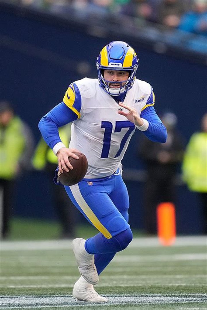 Learn About The QB Replacing Tom Brady – Hollywood Life