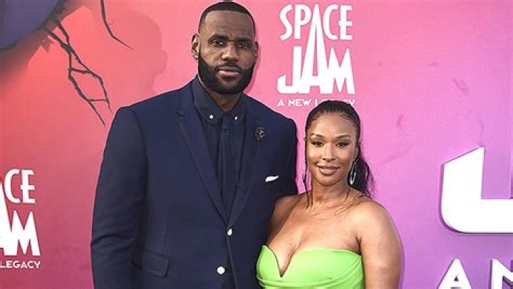 LeBron James Gushes Over Wife Savannah’s Vanity Fair Party Dress – Hollywood Life