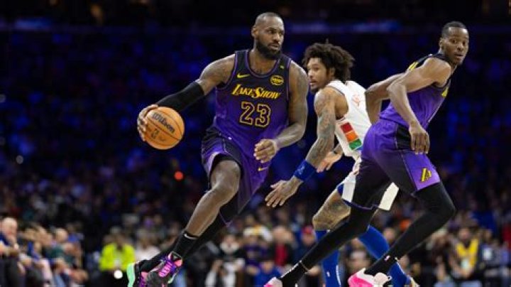 LeBron James Makes ‘Wakanda Forever’ Sign In Tribute To Chadwick Boseman At Lakers Game