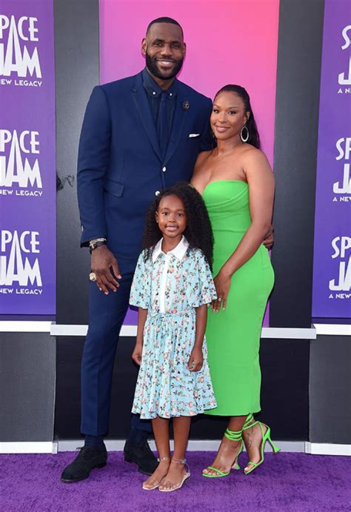 LeBron James’ Wife Savannah Slays In Backless Dress Before 2022 – Hollywood Life
