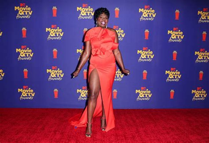 Leslie Jones Dances In A One-Piece Swimsuit To Celebrate 54th Birthday – Hollywood Life