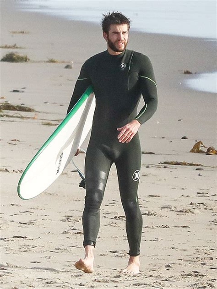 Liam Hemsworth Flashes Huge Bulge In Skintight Wetsuit On Malibu Beach – Hollywood Life