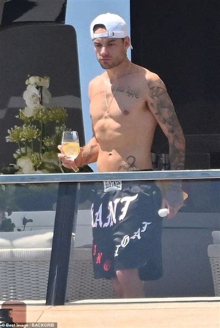 Liam Payne Goes Shirtless & Makes Out With GF Kate Cassidy On A Boat: Photos
