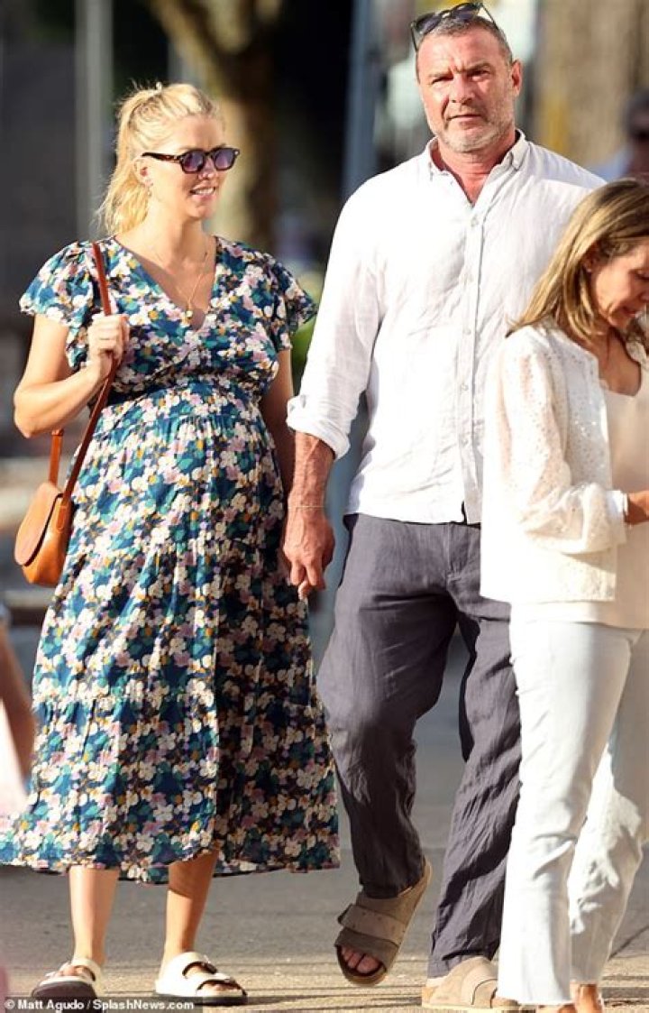 Liev Schreiber Holds Hands With Pregnant Wife Taylor: Photos – Hollywood Life