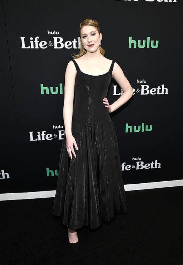 ‘Life & Beth’ Breakout Star Violet Young: Amy Schumer Was So ‘Nurturing’ & ‘Inspiring’ To Me
