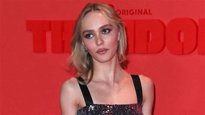 Lily-Rose Depp Rocks Crop Top and Packs on PDA With 070 Shake: Photos – Hollywood Life