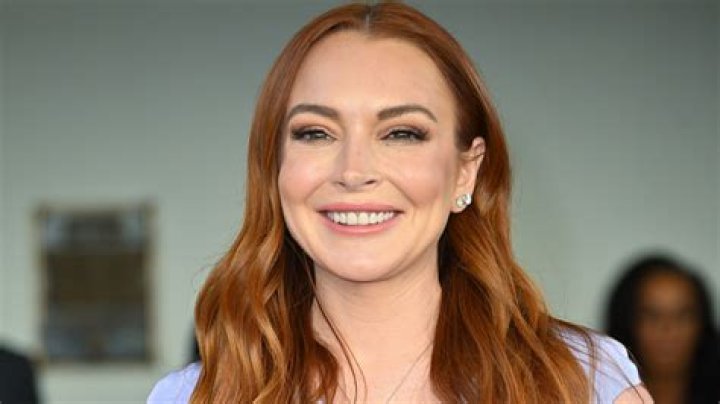 Lindsay Lohan’s Nip Slip — See Her Major Wardrobe Malfunction In Blue Dress – Hollywood Life