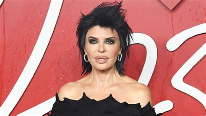 Lisa Rinna Celebrated the New Year with a Fully Nude Photo – Hollywood Life