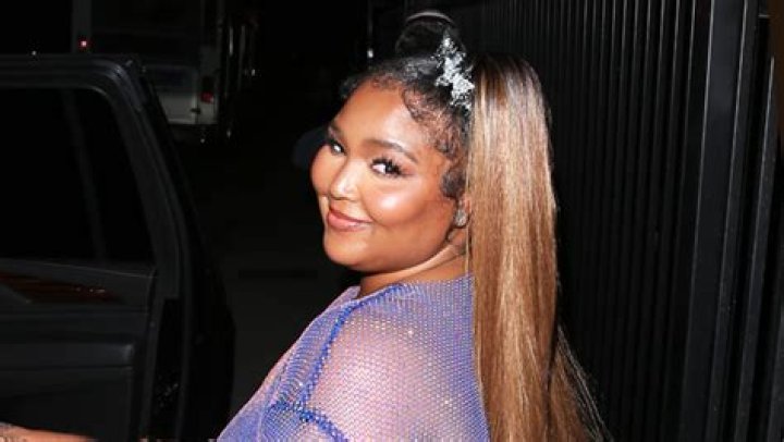 Lizzo Slaps Her Butt & Calls Out Critics Of Dress To Cardi’s Birthday – Hollywood Life