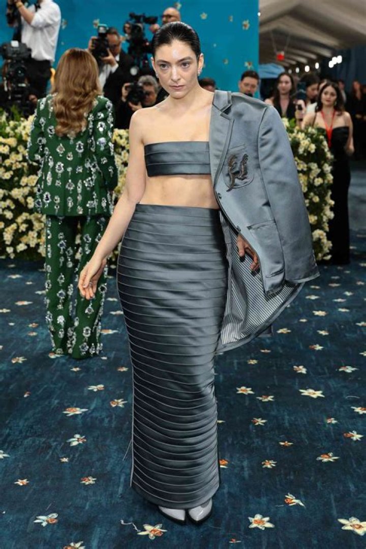 Lorde Wears Minimal Makeup & Is Adorned With Gold Flowers For Gorgeous ‘Vogue’ Cover