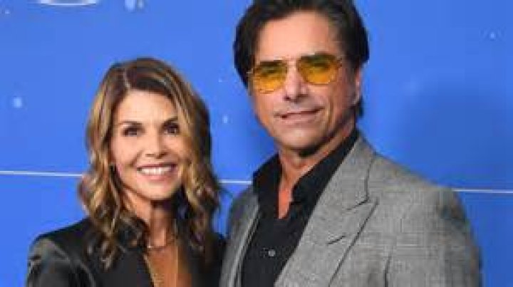 Lori Loughlin & Mossimo Giannulli Pay $400K Fines In College Bribery Case – Hollywood Life