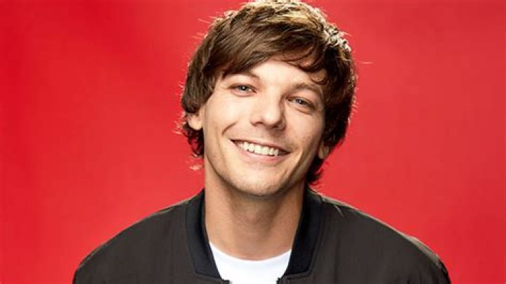 Louis Tomlinson’s Son Is Smiling In New Pic & Is Dad’s Look-Alike – Hollywood Life