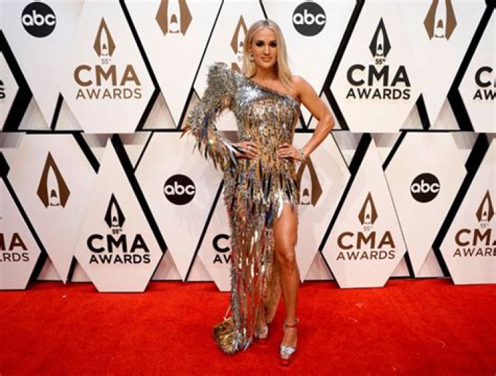 Luke Bryan Disses Mike Fisher At CMA Awards & Carrie Underwood Reacts – Hollywood Life