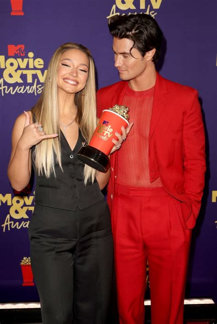 Madelyn Cline & Chase Stokes Kiss At 2021 MTV Movie & TV Awards – Hollywood Life