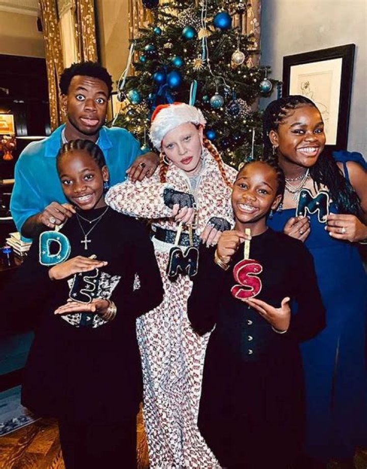 Madonna & Her Kids Decorate A Christmas Tree With Her Boyfriend – Hollywood Life