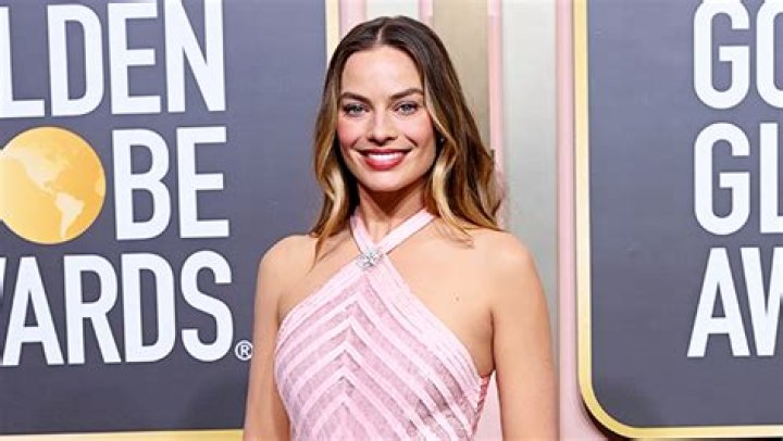 Margot Robbie’s Pretty In Barbie Pink Gown At The Golden Globes 2023 – Hollywood Life