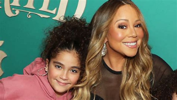 Mariah Carey’s Daughter Monroe Sings ‘Away In A Manger’ With Her – Hollywood Life