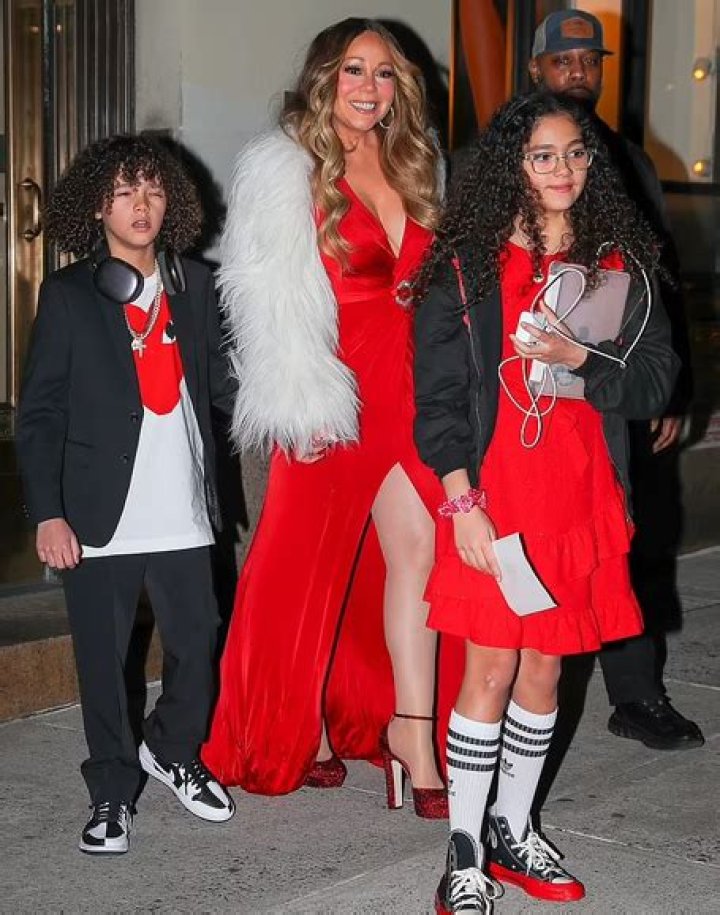 Mariah Carey Stuns In Red Dress & Looks Like A Total Bombshell — Pics – Hollywood Life