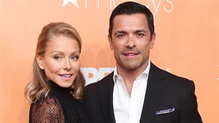 Mark Consuelos Gives Kelly Ripa Flowers For Her 49th Birthday Gift – Hollywood Life