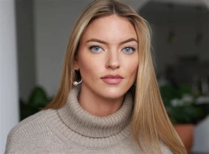 Martha Hunt — Pics