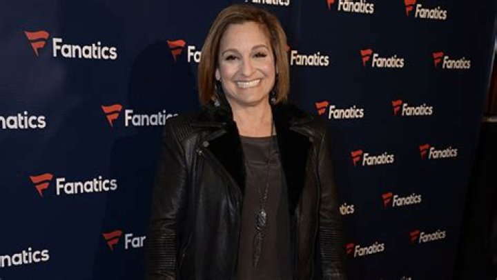 Mary Lou Retton Says She Was Almost Put On ‘Life Support’ in ICU – Hollywood Life