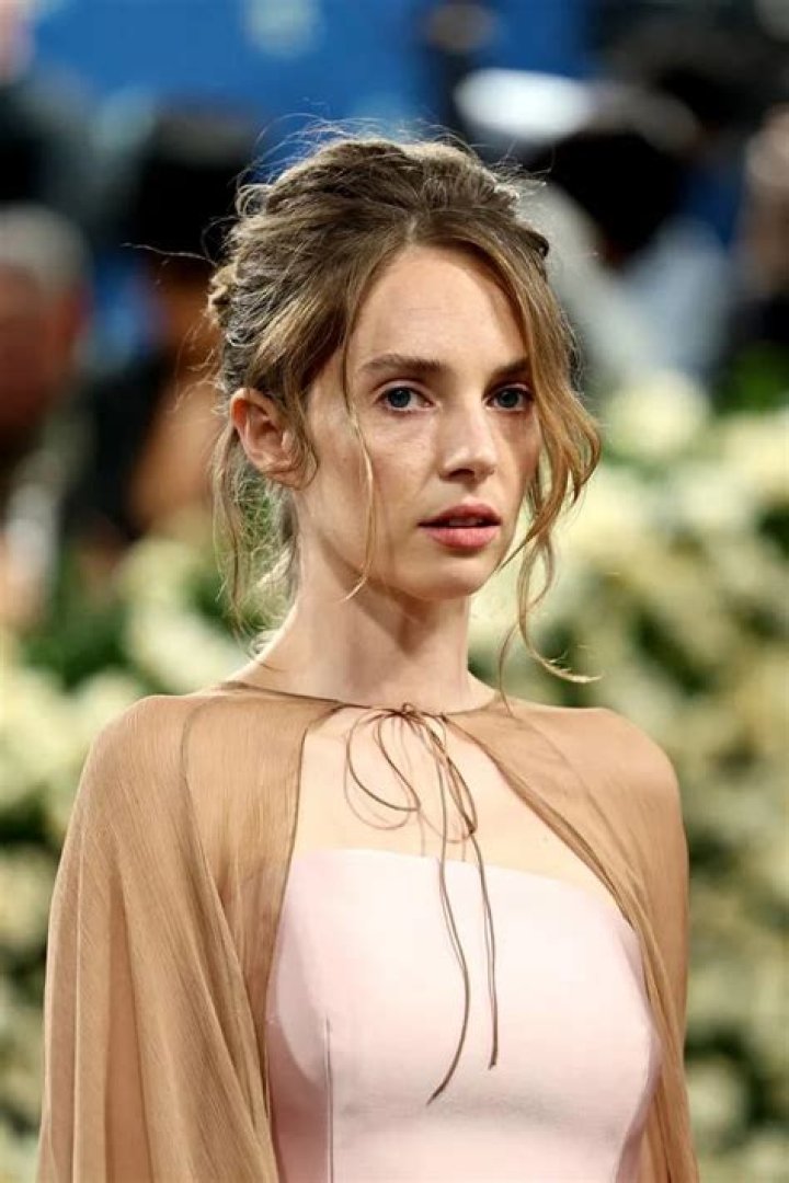 Maya Hawke At Once Upon A Time In Hollywood Premiere — Bustier Outfit – Hollywood Life